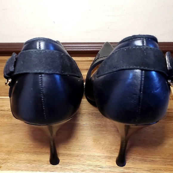 Boutique 9, Kelsey Black Leather Pump with Gold Buckle and Suede accent, Sz 10 - Picture 7 of 13